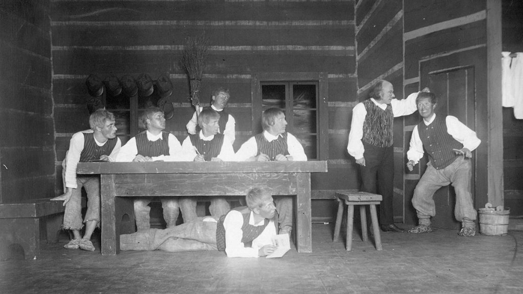  Kohtaus näytelmästä Seitsemän veljestä Tampereen Työväen Teatterissa syyskuussa 1926.