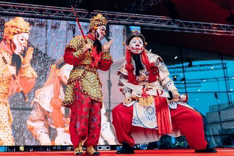 Kiinalaisen uudenvuoden ohjelmaa Helsingissä vuonna 2020. Naamioituneita tanssijoita esiintymislavalla.