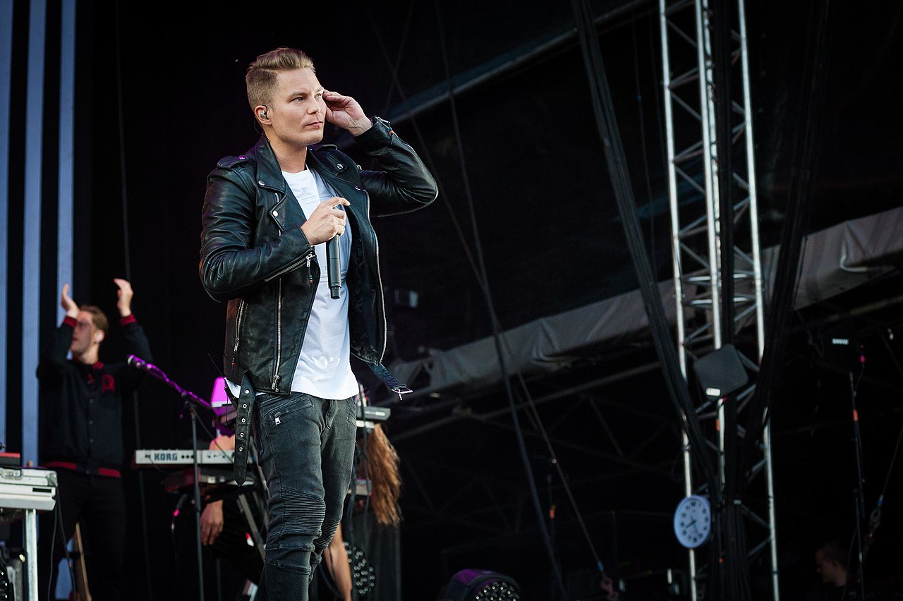 Cheek esiintymässä Ilosaarirockissa 2016