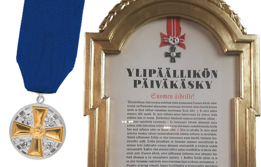Vasemmalla Suomen Valkoisen Ruusun ritarikunnan I luokan mitali kultaristein, oikealla kuva Ylipäällikön päiväkäskystä maamme äideille