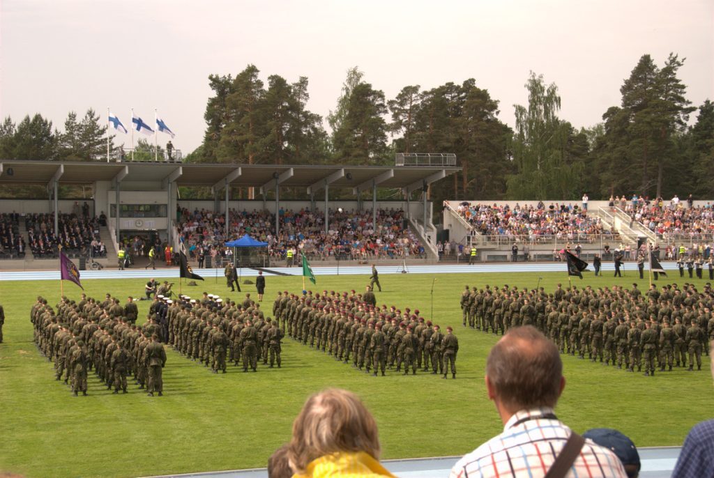 Urheilukentällä on puolustusvoimien paraatikatselmus, jota yleisö seuraa.