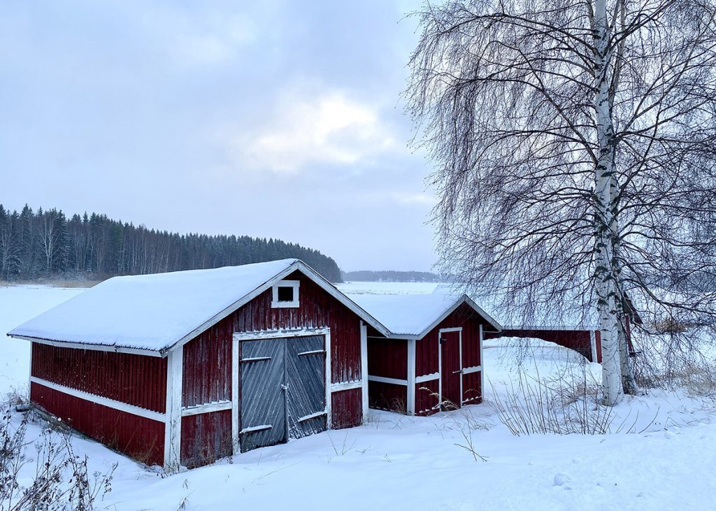 Lumisia venevajoja Ruoveden kirkonkylällä.