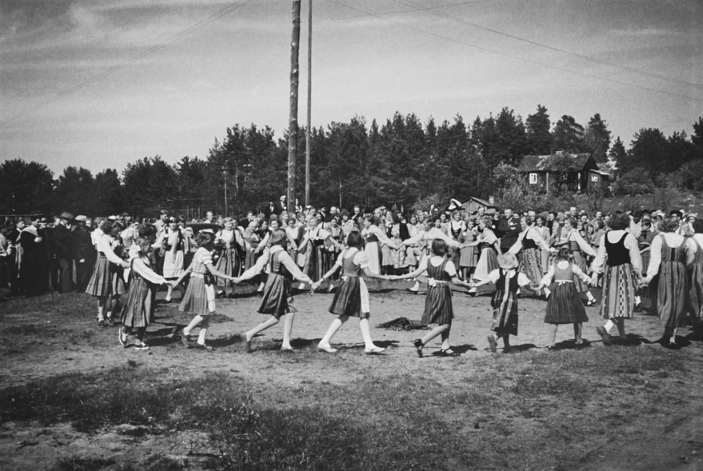 Piiritanssia Ritvalan helkajuhlilla vuonna 1952. Neidot tanssivat mustavalkoisessa kuvassa kansallispuvuissa.