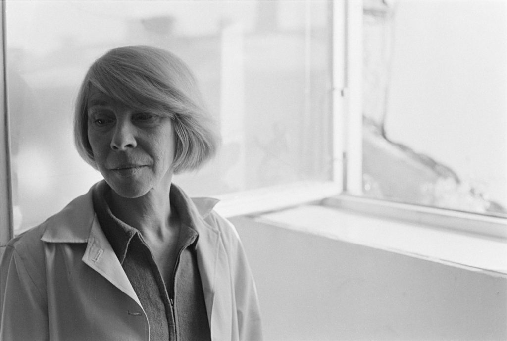 Kirjailija Tove Jansson avoimen ikkunan edessä