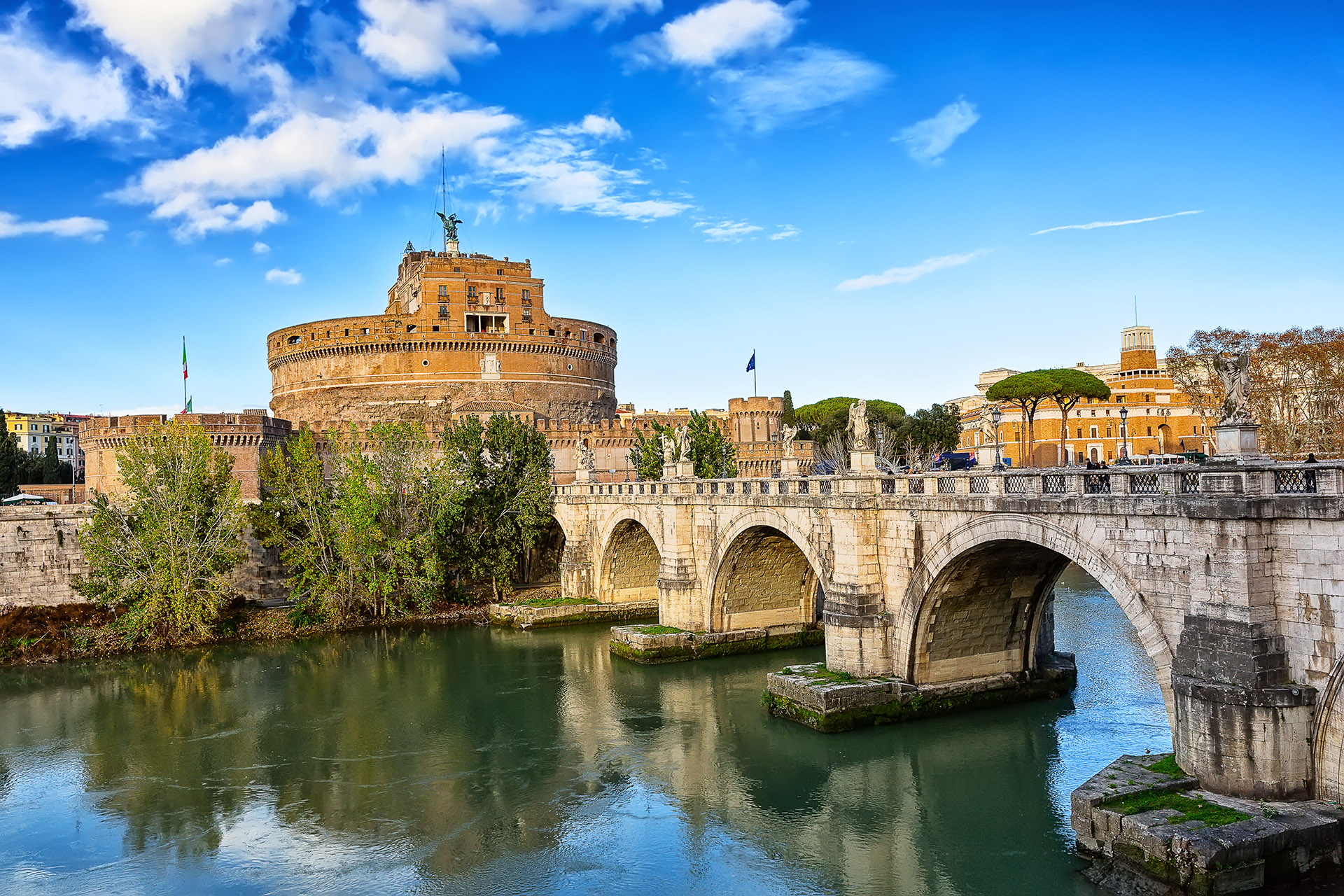 Castel Sant’Angelo ja Sant’Angelo -silta aurinkoisena päivänä Roomassa (Adobe Stock)