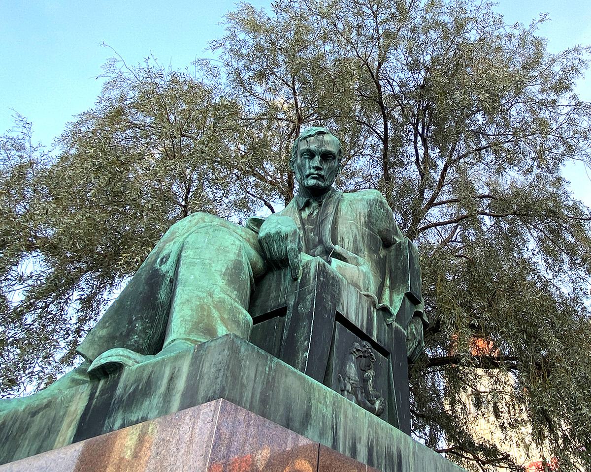 Aleksis Kiven patsas Kansallisteatterin edustalla Helsingin rautatientorilla