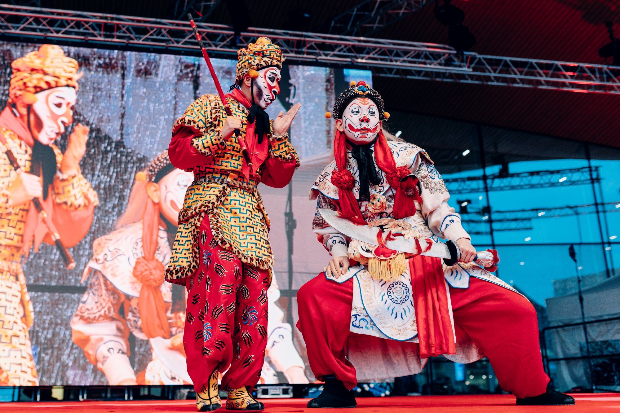 Kiinalaisen uudenvuoden ohjelmaa Helsingissä vuonna 2020. Naamioituneita tanssijoita esiintymislavalla.