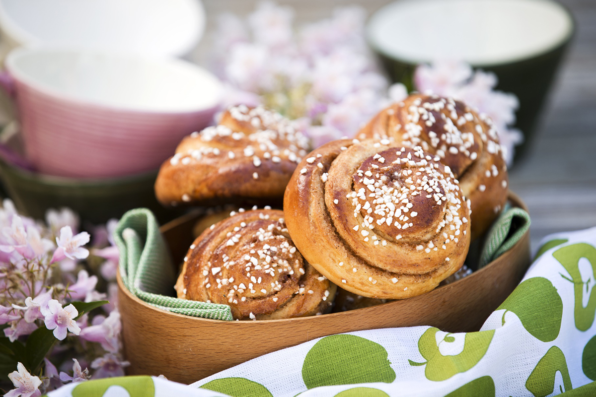 Korvapuusteja tarjolla puisessa astiassa.