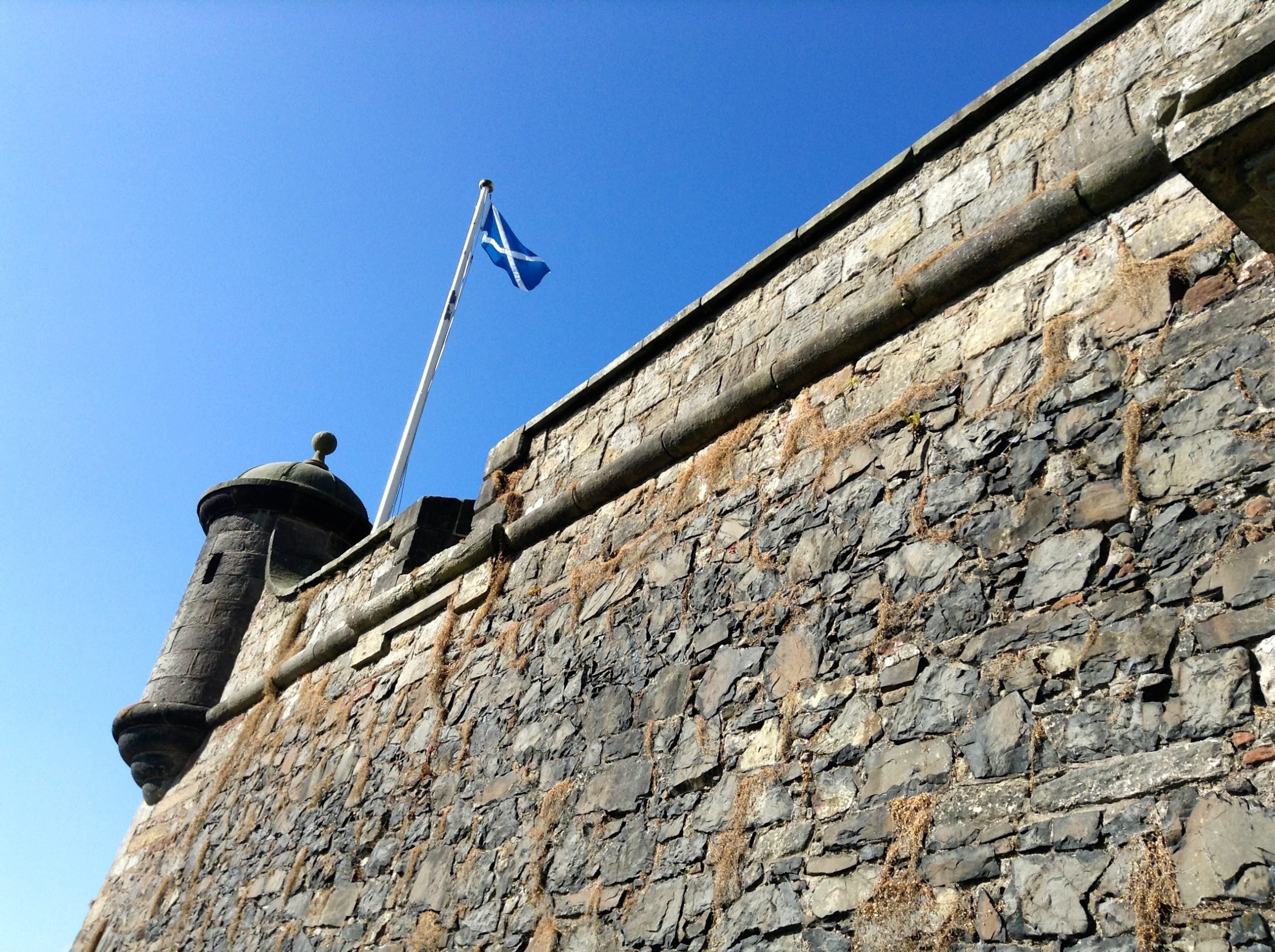 Alhaalta päin kuvattu kivmuuri, jonka päädyssä on torni. Tornin vieressä liehuu Skotlannin lippu Lipun keskellä on Andreaan risti.